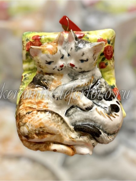 Елочная игрушка "Кошки на подушке" (цветная с золотом), ШФ-053С